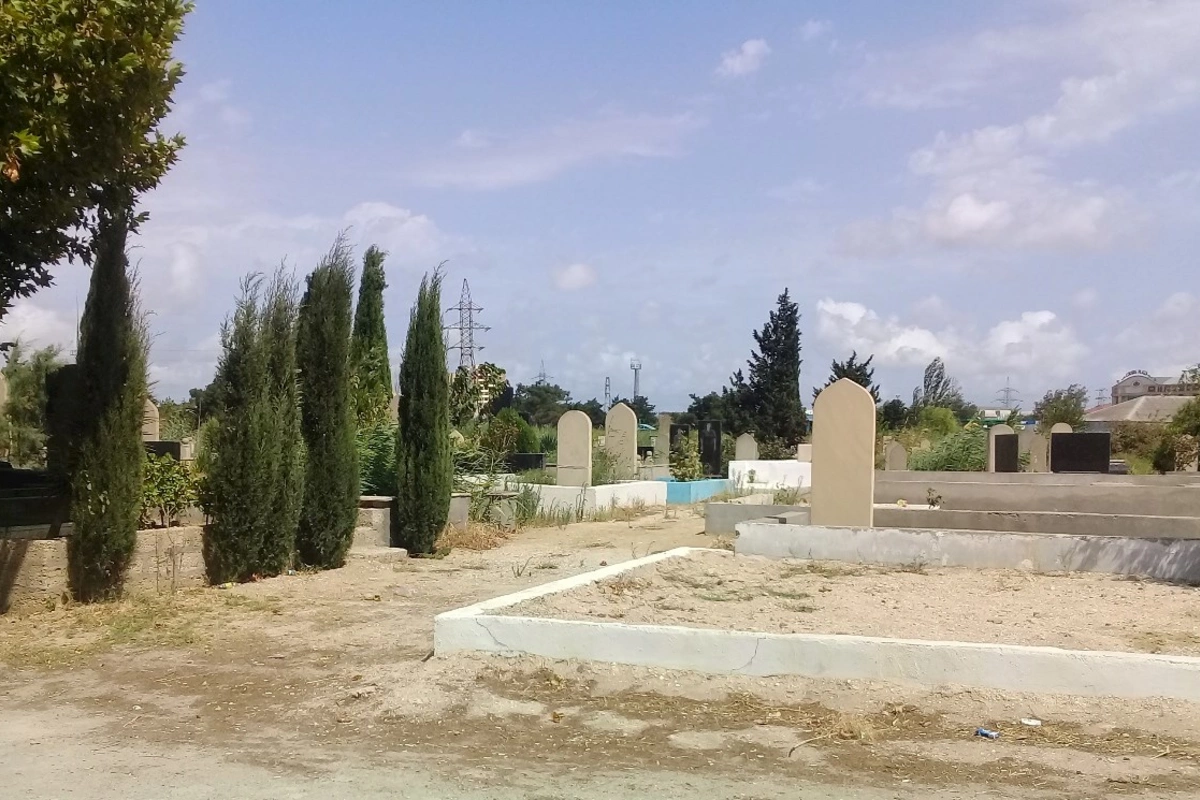 Qəbirstanlıqda beton tökənlə gül satan arasında dava düşdü — İş məhkəməyə getdi