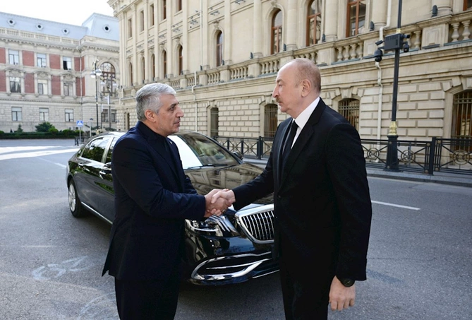 İlham Əliyev İran səfirliyində — FOTOLAR İlham Əliyev İran səfirliyində — FOTOLAR