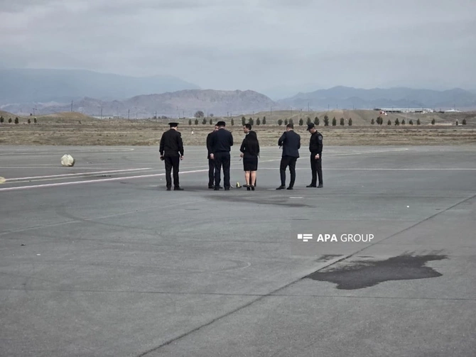 İranın dron zərbələri nəticəsində Naxçıvan aeroportunun uçuş-eniş zolağına da zərər dəyib — FOTOLAR İranın dron zərbələri nəticəsində Naxçıvan aeroportunun uçuş-eniş zolağına da zərər dəyib — FOTOLAR