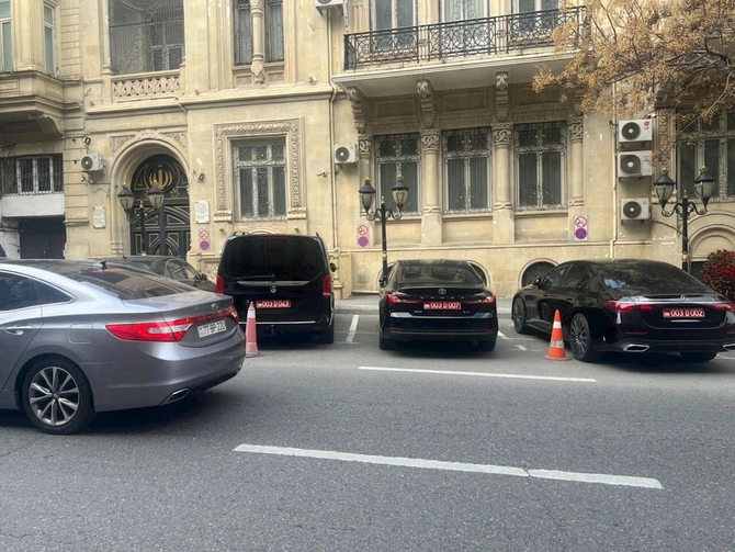 İran səfirliyi jurnalistlərin suallarını cavablandırmadı — FOTOLAR İran səfirliyi jurnalistlərin suallarını cavablandırmadı — FOTOLAR