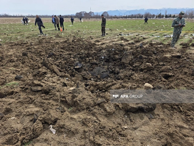 Naxçıvanda İran dronunun düşdüyü məktəb binasının yaxınlığından FOTOLAR Naxçıvanda İran dronunun düşdüyü məktəb binasının yaxınlığından FOTOLAR