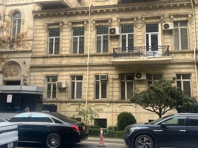İran səfirliyi jurnalistlərin suallarını cavablandırmadı — FOTOLAR İran səfirliyi jurnalistlərin suallarını cavablandırmadı — FOTOLAR
