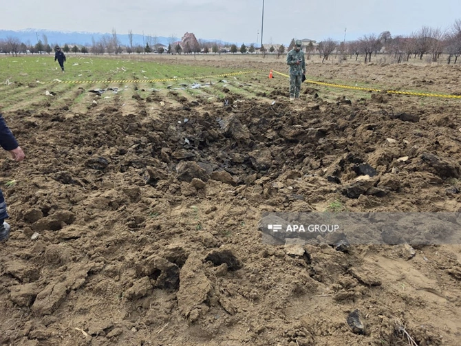 Naxçıvanda İran dronunun düşdüyü məktəb binasının yaxınlığından FOTOLAR Naxçıvanda İran dronunun düşdüyü məktəb binasının yaxınlığından FOTOLAR