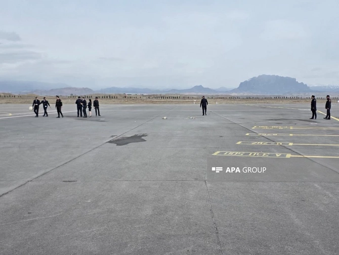 İranın dron zərbələri nəticəsində Naxçıvan aeroportunun uçuş-eniş zolağına da zərər dəyib — FOTOLAR İranın dron zərbələri nəticəsində Naxçıvan aeroportunun uçuş-eniş zolağına da zərər dəyib — FOTOLAR