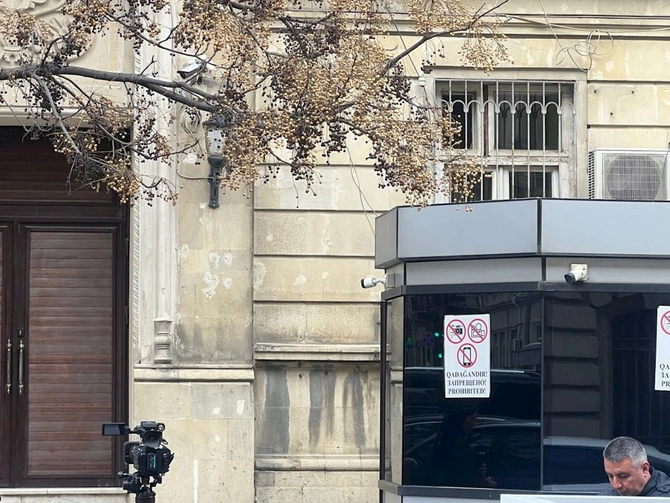 İran səfirliyi jurnalistlərin suallarını cavablandırmadı — FOTOLAR İran səfirliyi jurnalistlərin suallarını cavablandırmadı — FOTOLAR