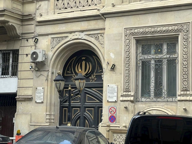 İran səfirliyi jurnalistlərin suallarını cavablandırmadı — FOTOLAR İran səfirliyi jurnalistlərin suallarını cavablandırmadı — FOTOLAR