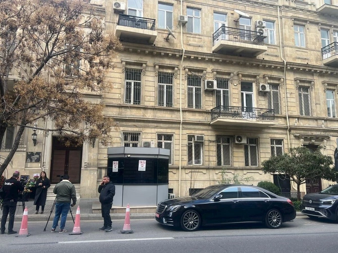 İran səfirliyi jurnalistlərin suallarını cavablandırmadı — FOTOLAR İran səfirliyi jurnalistlərin suallarını cavablandırmadı — FOTOLAR