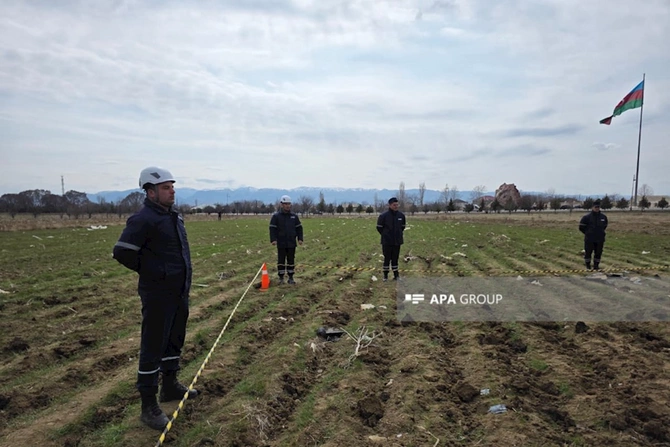 Naxçıvanda İran dronunun düşdüyü məktəb binasının yaxınlığından FOTOLAR Naxçıvanda İran dronunun düşdüyü məktəb binasının yaxınlığından FOTOLAR