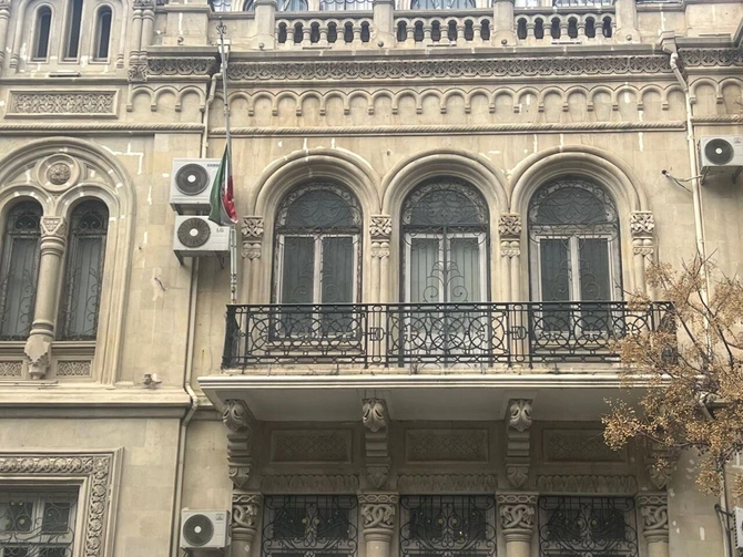 İran səfirliyi jurnalistlərin suallarını cavablandırmadı — FOTOLAR İran səfirliyi jurnalistlərin suallarını cavablandırmadı — FOTOLAR