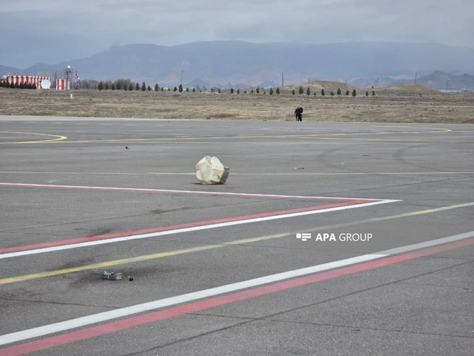 İranın dron zərbələri nəticəsində Naxçıvan aeroportunun uçuş-eniş zolağına da zərər dəyib — FOTOLAR İranın dron zərbələri nəticəsində Naxçıvan aeroportunun uçuş-eniş zolağına da zərər dəyib — FOTOLAR