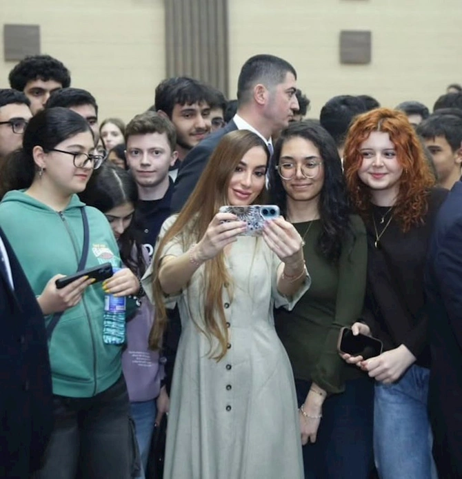 Arzu Əliyeva Bakı Ali Neft Məktəbində — FOTOLAR Arzu Əliyeva Bakı Ali Neft Məktəbində — FOTOLAR