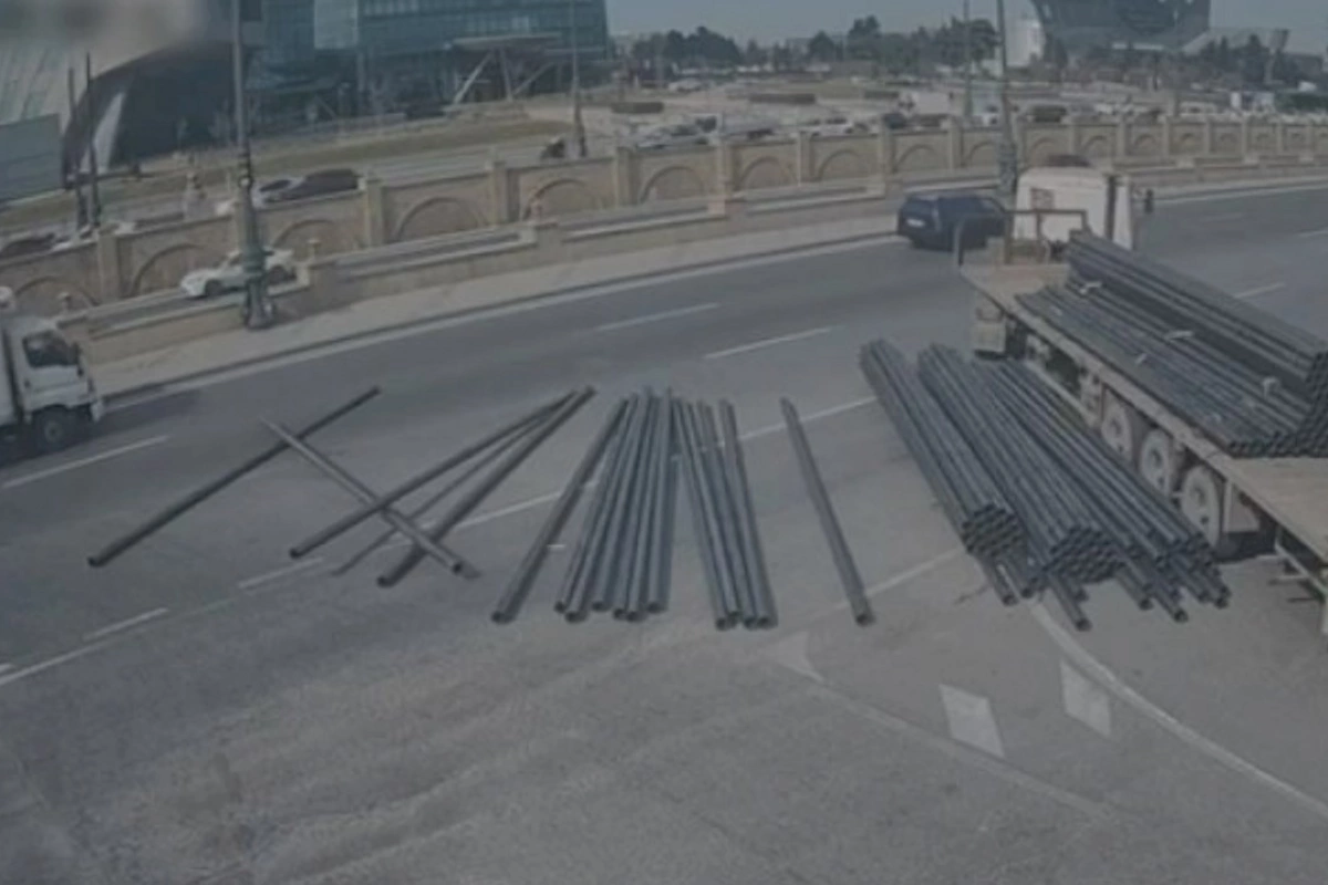 Bağırov körpüsündə yol qəzası oldu, yük yola aşdı — NİİM-dn xəbərdarlıq