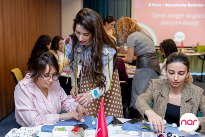 “Nar” 8 Mart münasibətilə xanım jurnalistləri təbrik etdi — FOTOLAR “Nar” 8 Mart münasibətilə xanım jurnalistləri təbrik etdi — FOTOLAR