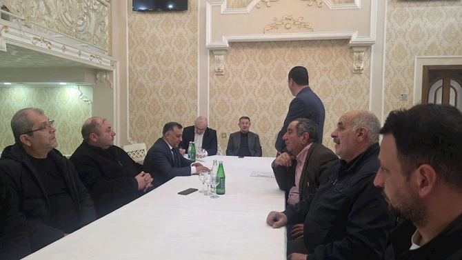 Bakının bu ərazisindəki yaşıllıqların köçürülməsinə rəy verilməsi məsələsinə baxılır — FOTOLAR Bakının bu ərazisindəki yaşıllıqların köçürülməsinə rəy verilməsi məsələsinə baxılır — FOTOLAR