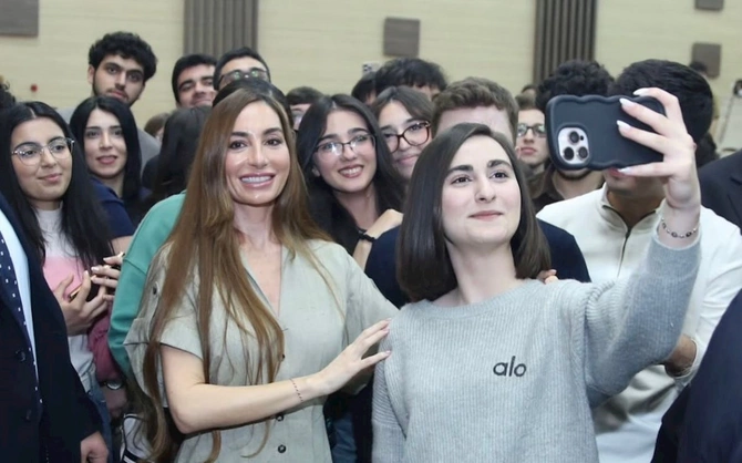Arzu Əliyeva Bakı Ali Neft Məktəbində — FOTOLAR Arzu Əliyeva Bakı Ali Neft Məktəbində — FOTOLAR