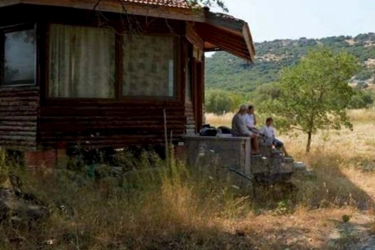 Kurtlar Vadisinin məşhur aktyoru indi daxmada yaşayır — FOTO