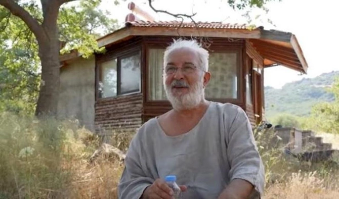 Kurtlar Vadisinin məşhur aktyoru indi daxmada yaşayır — FOTO Kurtlar Vadisinin məşhur aktyoru indi daxmada yaşayır — FOTO
