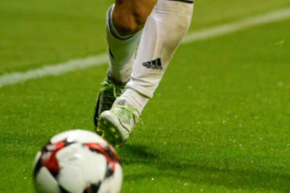 Futbolçu oyun zamanı öldü