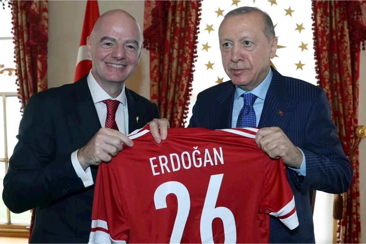 FIFA prezidenti Ərdoğana top və forma hədiyyə etdi