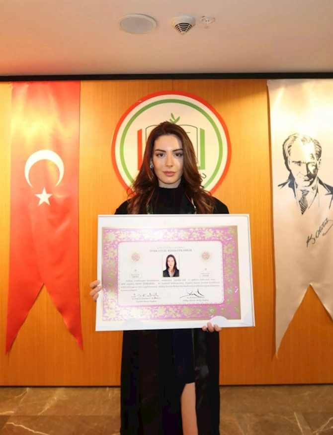 “Kızılcık Şerbeti”nin məşhur aktrisası vəkil oldu — FOTOLAR “Kızılcık Şerbeti”nin məşhur aktrisası vəkil oldu — FOTOLAR