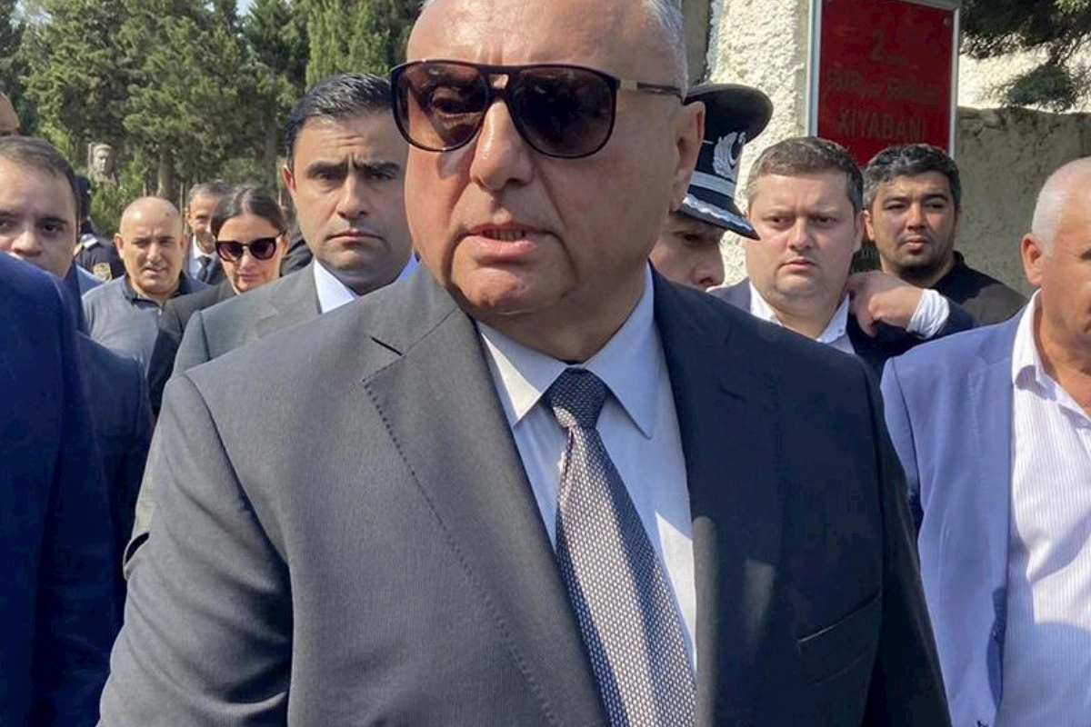 Eldar Mahmudovun oğlu üç ailənin evini dağıdır