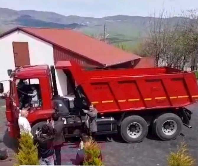Prezident Ayazın arzusunu gerçəkləşdirdi: Ailəsinə “KamAZ” hədiyyə etdi — VİDEO/FOTO Prezident Ayazın arzusunu gerçəkləşdirdi: Ailəsinə “KamAZ” hədiyyə etdi — VİDEO/FOTO