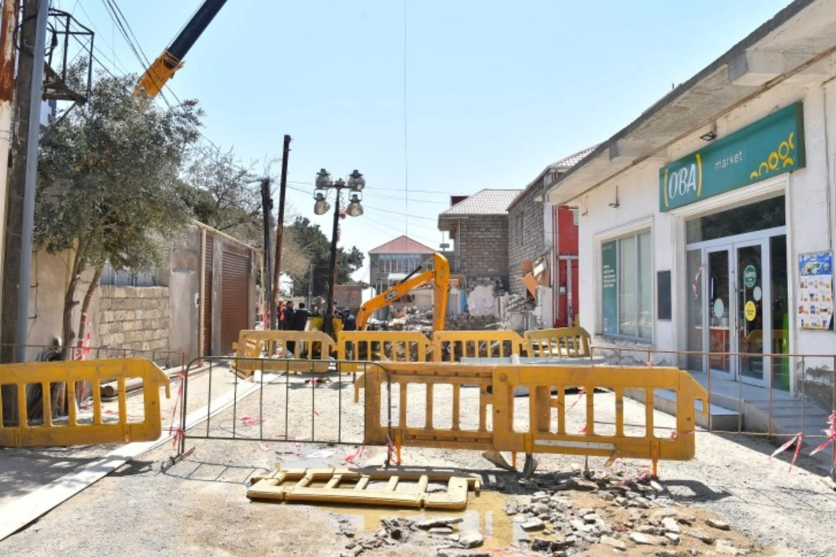 Üzərində evlər tikildiyinə görə çökən kollektorun qəzalı hissəsi dəyişdirilir — FOTOLAR