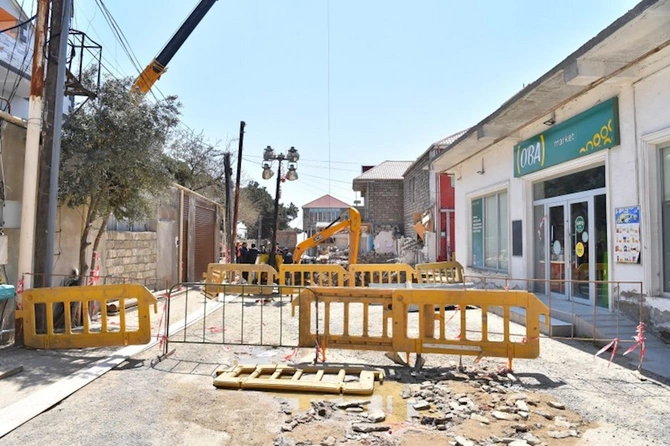 Üzərində evlər tikildiyinə görə çökən kollektorun qəzalı hissəsi dəyişdirilir — FOTOLAR