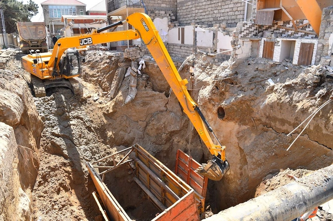 Üzərində evlər tikildiyinə görə çökən kollektorun qəzalı hissəsi dəyişdirilir — FOTOLAR