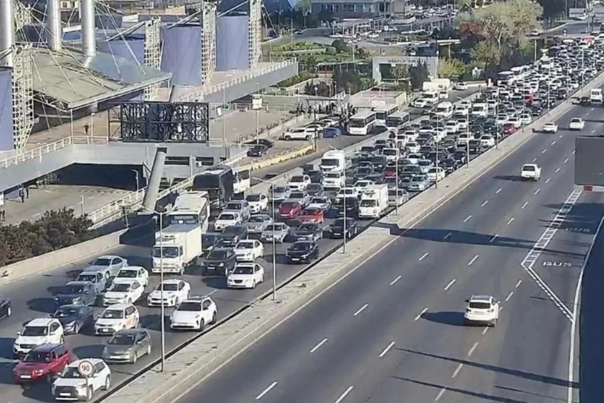 Paytaxtın bir çox küçələrində sıxlıq müşahidə olunur