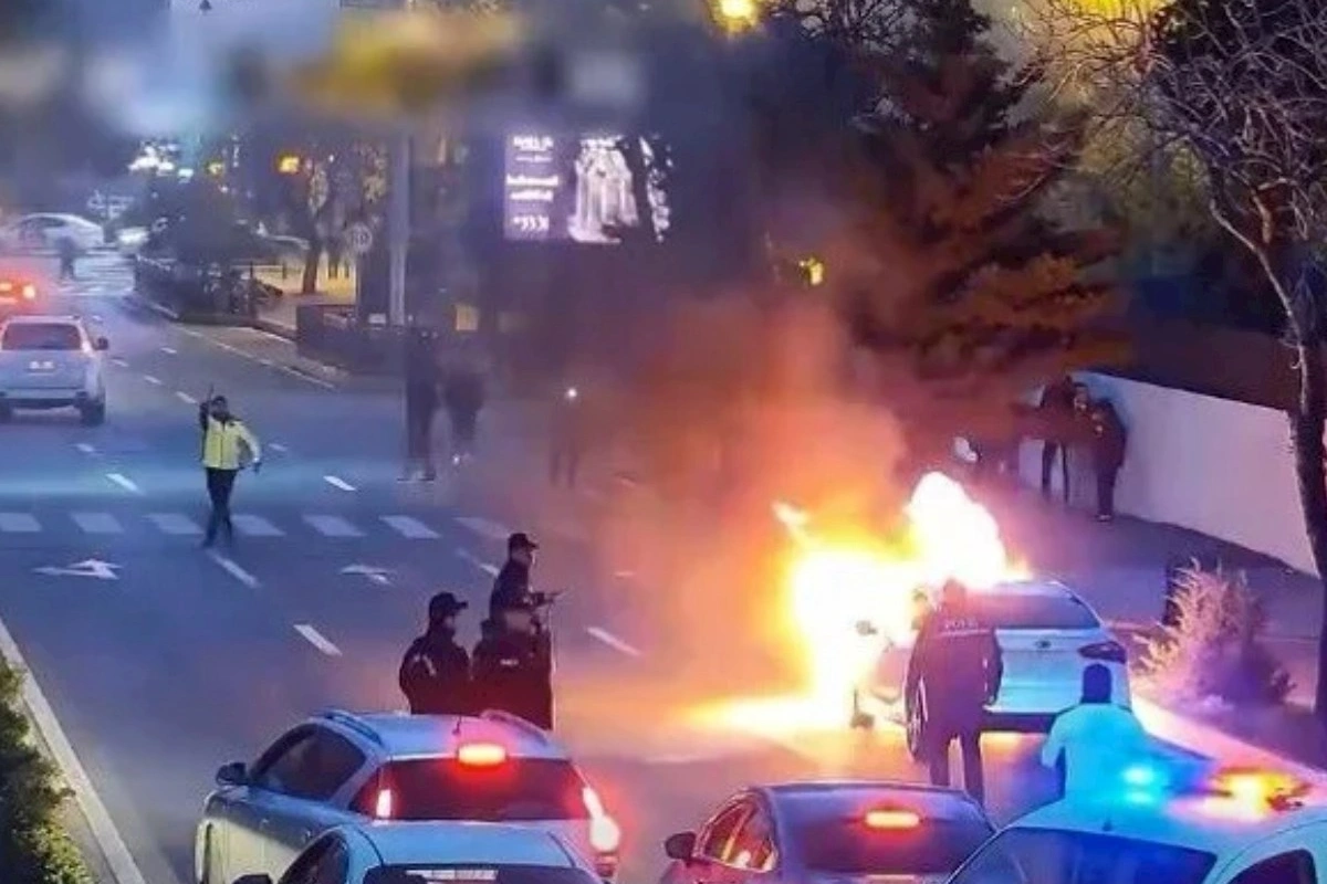 Bakıda ağır qəza: “Toyota” yandı, ölən var — VİDEO