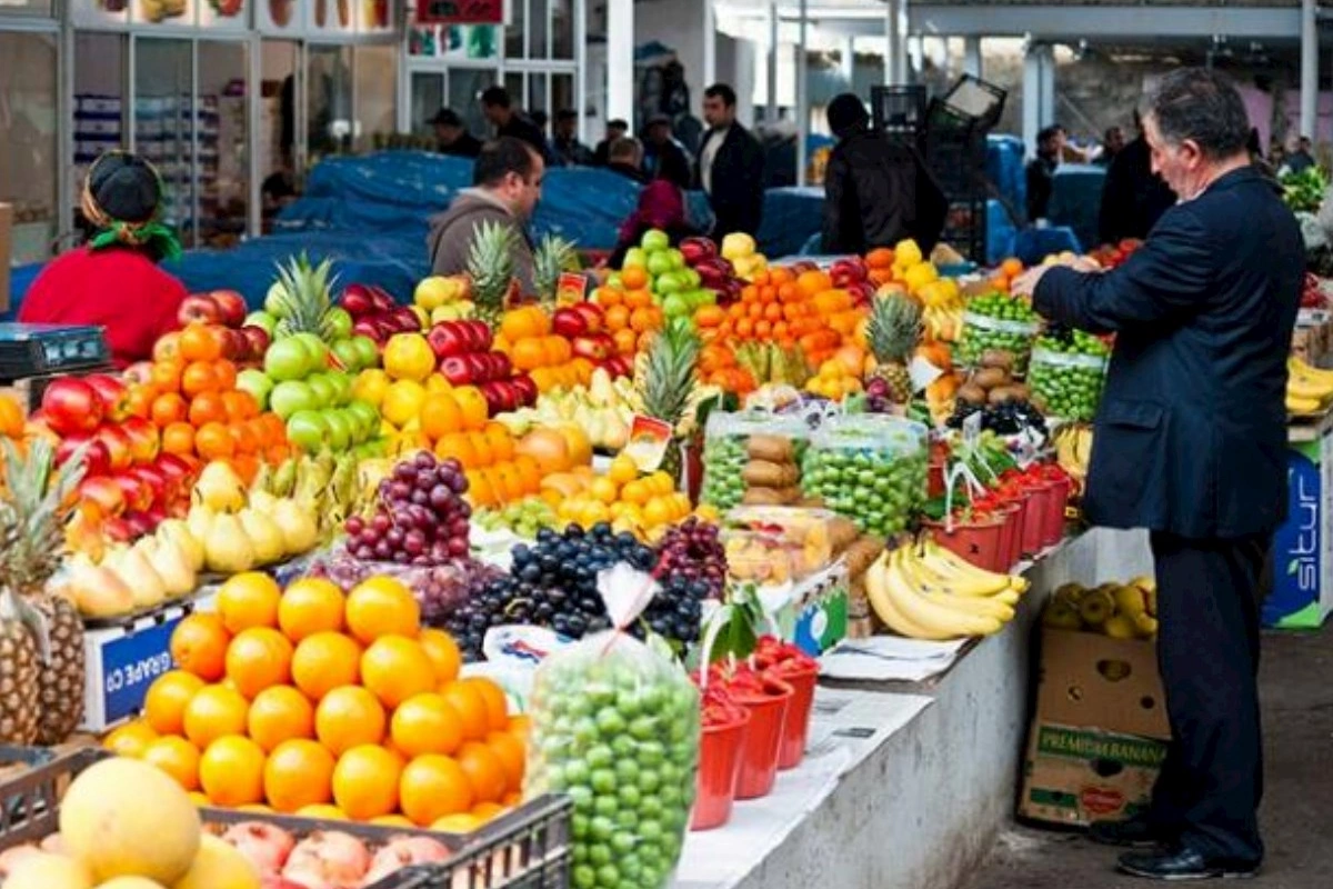 Paytaxtda bazarlar sıxışdırılır: Fermerlə alıcının arasına kim girir?