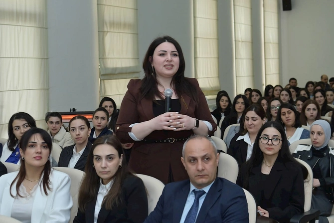 İdris İsayev Qubada pedaqoji heyətlə görüşdü — FOTOLAR İdris İsayev Qubada pedaqoji heyətlə görüşdü — FOTOLAR
