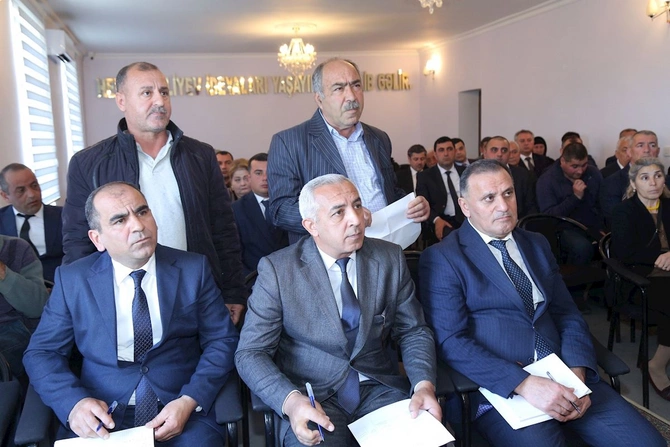 Hacıqabulda növbəti vətəndaş qəbulu keçirildi — FOTOLAR Hacıqabulda növbəti vətəndaş qəbulu keçirildi — FOTOLAR