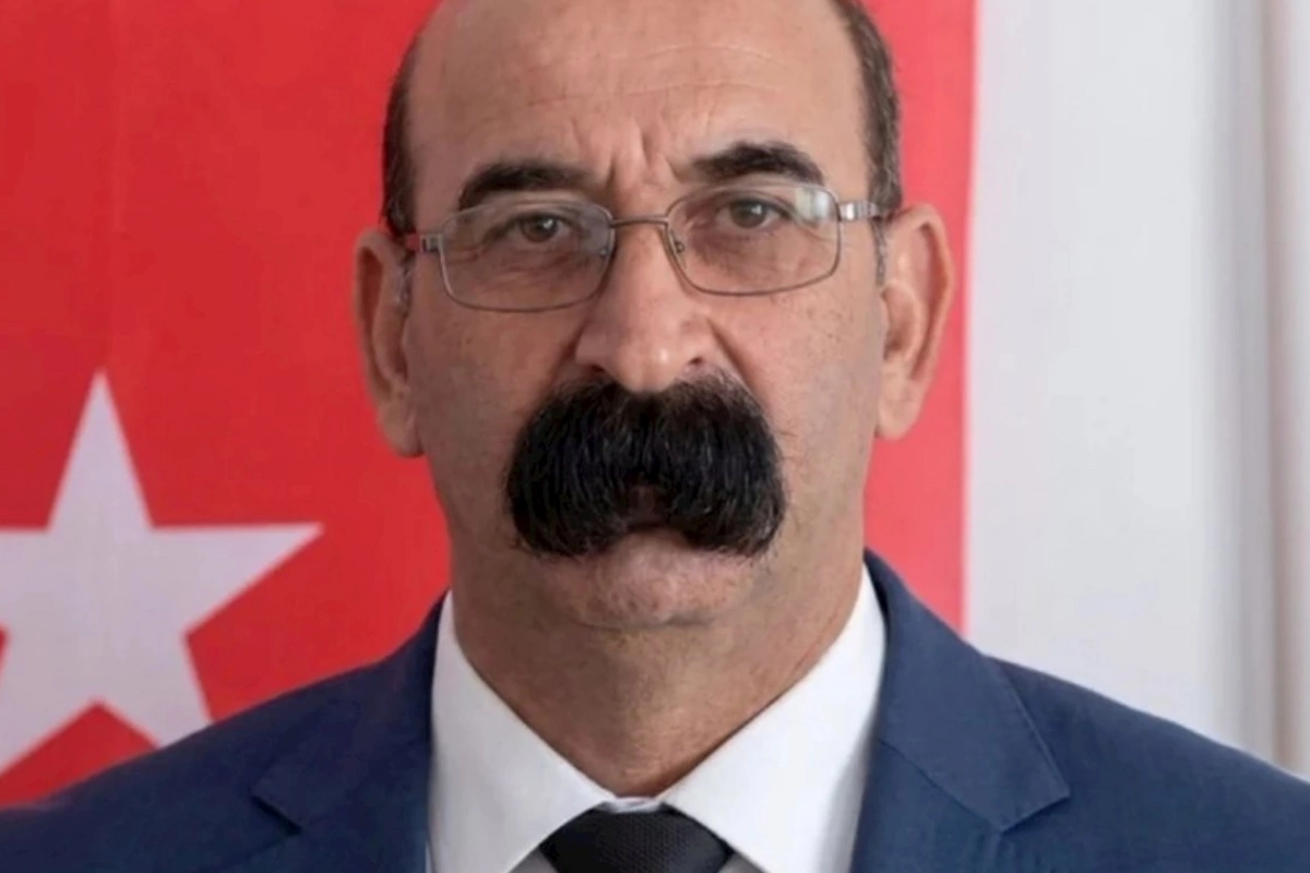 Yüksək vəzifəsindən çox bığları müzakirə olundu