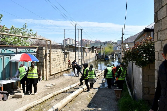 Abşeronda yağışın fəsadları aradan qaldırılır — FOTOLAR Abşeronda yağışın fəsadları aradan qaldırılır — FOTOLAR