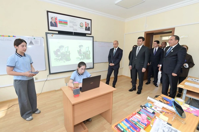 Emin Əmrullayev Xaçmazda tədris prosesi ilə tanış oldu — FOTOLAR Emin Əmrullayev Xaçmazda tədris prosesi ilə tanış oldu — FOTOLAR