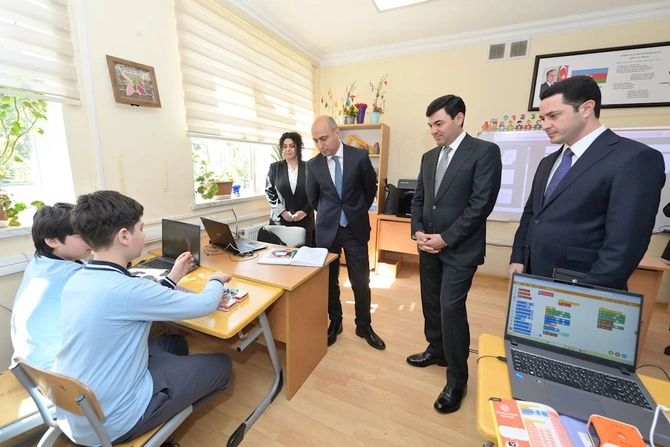 Emin Əmrullayev Xaçmazda tədris prosesi ilə tanış oldu — FOTOLAR Emin Əmrullayev Xaçmazda tədris prosesi ilə tanış oldu — FOTOLAR