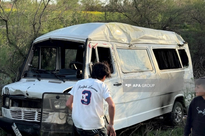 Sabirabadda şagirdləri aparan mikroavtobus aşıb — FOTOLAR (VİDEO)