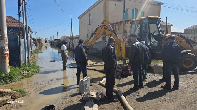 Abşeronda yağışın fəsadları aradan qaldırılır — FOTOLAR Abşeronda yağışın fəsadları aradan qaldırılır — FOTOLAR