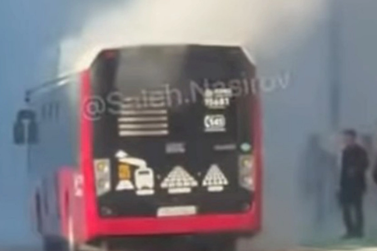 “BakuBus” avtobusunda tüstülənmə oldu — VİDEO