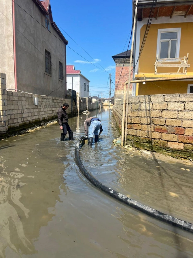 Abşeronda yağışın fəsadları aradan qaldırılır — FOTOLAR Abşeronda yağışın fəsadları aradan qaldırılır — FOTOLAR