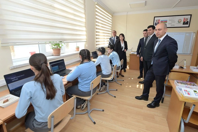 Emin Əmrullayev Xaçmazda tədris prosesi ilə tanış oldu — FOTOLAR Emin Əmrullayev Xaçmazda tədris prosesi ilə tanış oldu — FOTOLAR