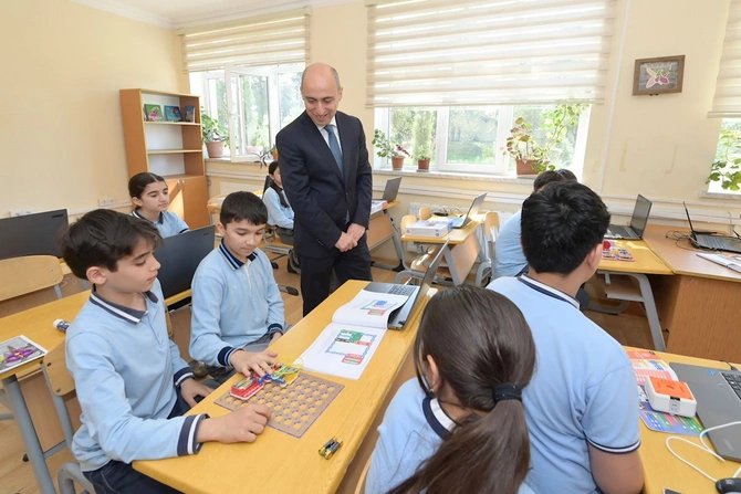 Emin Əmrullayev Xaçmazda tədris prosesi ilə tanış oldu — FOTOLAR Emin Əmrullayev Xaçmazda tədris prosesi ilə tanış oldu — FOTOLAR