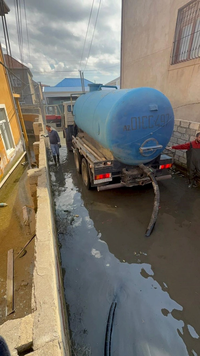 Abşeronda yağışın fəsadları aradan qaldırılır — FOTOLAR Abşeronda yağışın fəsadları aradan qaldırılır — FOTOLAR