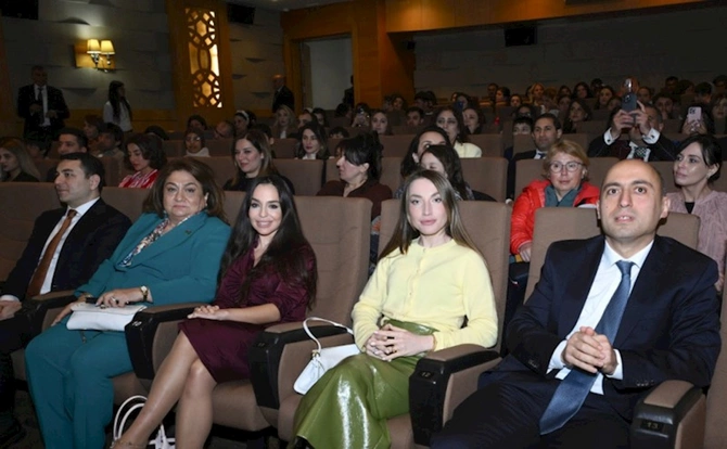 “Mən, Lalə, bir də Şerlok Holms 2” filminin ikinci mövsümü ictimaiyyətə təqdim olundu — FOTOLAR “Mən, Lalə, bir də Şerlok Holms 2” filminin ikinci mövsümü ictimaiyyətə təqdim olundu — FOTOLAR