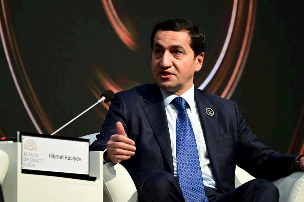 Hikmət Hacıyev: Azərbaycan aktual qlobal məsələlərin müzakirəsi üçün mühüm platformadır