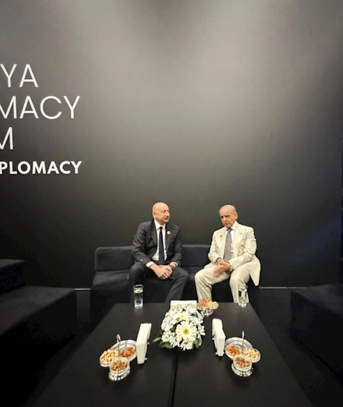 İlham Əliyev Pakistanın Baş naziri ilə görüşüb — FOTOLAR