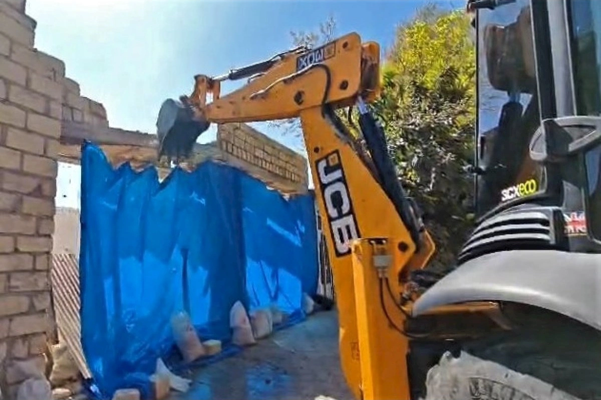 Gəncədə qanunsuz tikili sökülüb — VİDEO