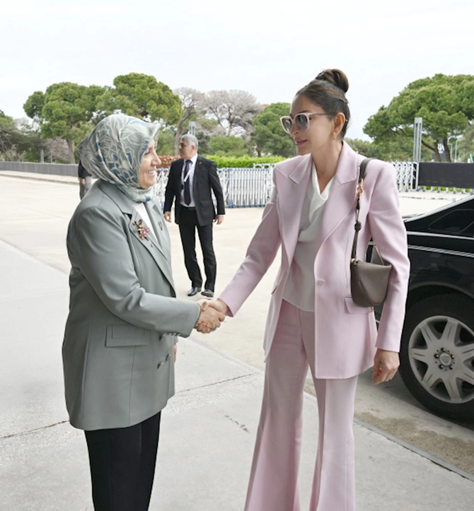 Mehriban Əliyeva Antalyada Fələstinlə bağlı paneldə iştirak etdi — FOTOLAR